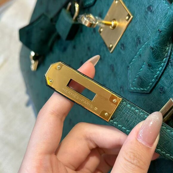 Classic Hermes Bag: A Stylish and Versatile Choice for Elegance - Picture 6 of 6